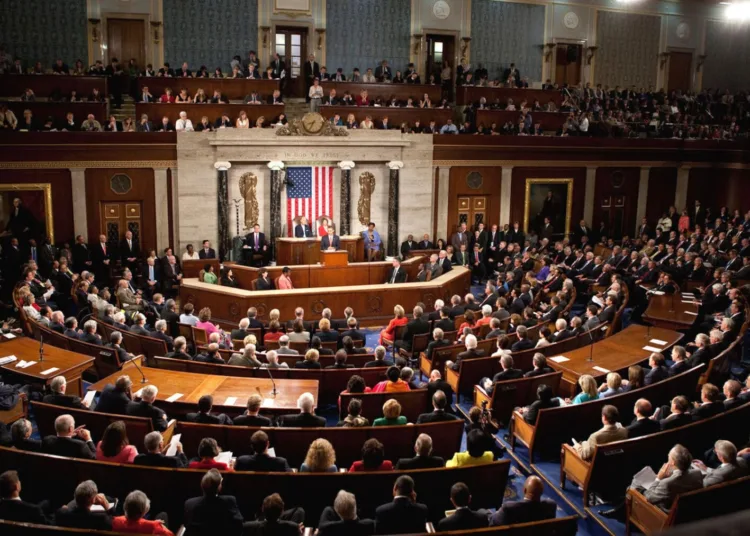 Los republicanos lograron el apoyo de algunos legisladores demócratas para terminar con el cierre de gobierno en Estados Unidos / Créditos: archivo