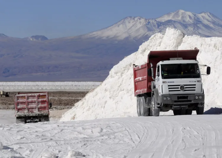02 de Octubre de 2012/ATACAMA
Las plantas procesadoras de Soquimich (SQM) y la Sociedad Chilena del Litio (SCL), en Salar de Atacama, donde Chile tiene reservas entre 6,3 y 6,5 millones de toneladas de litio, de las cuales entre 5,6 y seis millones provienen de dicho salar, el cual tiene la concentración de litio en salmueras más altas del mundo.Además, el Salar de Atacama es el único yacimiento minero donde hay potasio en cantidades relevantes, por lo que el negocio de SQM se sustentaría principalmente por el potasio. Si bien SQM es el principal productor de litio en el mundo (31%), este negocio representó en 2009 un 8% de sus ventas, por lo cual tiene puestas sus inversiones en el potasio, donde el cloruro de potasio representó en 2009 un 20% de sus ventas. SCL, por su parte, tiene una capacidad instalada de 170.000 ton/año de cloruro de potasio como subproducto y por éste paga a Corfo un 3% de las ventas.
FOTO: ARIEL MARINKOVIC/AGENCIAUNO.