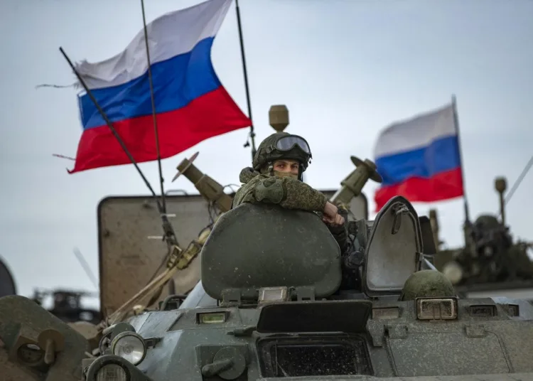 Los avances rusos ya no dependen de blindados veloces ni columnas mecanizadas, sino de equipos reducidos que avanzan a pie para identificar puntos débiles y desgastar posiciones ucranianas. Créditos: AFP