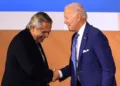 President of Argentina Alberto Fernandez (L) shakes hands with US President Joe Biden after speaking during a plenary session of the 9th Summit of the Americas in Los Angeles, California, June 9, 2022. (Photo by Patrick T. FALLON / AFP)