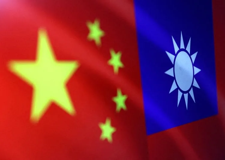 FOTO ARCHIVO: Banderas de China y Taiwán en una ilustración tomada el 6 de agosto de 2022. REUTERS/Dado Ruvic
