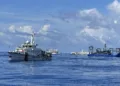 La guardia costera china y una embarcaciĂłn china bloquean el paso a un barco de la guardia costera filipina mientras se acerca al banco de arena Ayingin, en el disputado Mar de China Meridional, el viernes 10 de noviembre de 2023. (AP Foto/Joeal Calupitan)