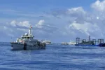 La guardia costera china y una embarcaciĂłn china bloquean el paso a un barco de la guardia costera filipina mientras se acerca al banco de arena Ayingin, en el disputado Mar de China Meridional, el viernes 10 de noviembre de 2023. (AP Foto/Joeal Calupitan)