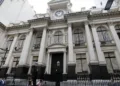 Pedestrians walk past Argentina's Banco Central building in Buenos Aires October 16, 2013. Argentina is inching closer to a currency crisis that could unleash economic havoc unless the government takes the tough decisions needed to increase confidence in Latin America's No. 3 economy and stem the outflow of foreign reserves. Starting in 2003, Argentina's government began moving away from market-friendly economic policies toward a more populist attitude that grants generous government subsidies on everything from public transport to social programs. REUTERS/Enrique Marcarian (ARGENTINA - Tags: BUSINESS POLITICS)