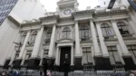 Pedestrians walk past Argentina's Banco Central building in Buenos Aires October 16, 2013. Argentina is inching closer to a currency crisis that could unleash economic havoc unless the government takes the tough decisions needed to increase confidence in Latin America's No. 3 economy and stem the outflow of foreign reserves. Starting in 2003, Argentina's government began moving away from market-friendly economic policies toward a more populist attitude that grants generous government subsidies on everything from public transport to social programs. REUTERS/Enrique Marcarian (ARGENTINA - Tags: BUSINESS POLITICS)