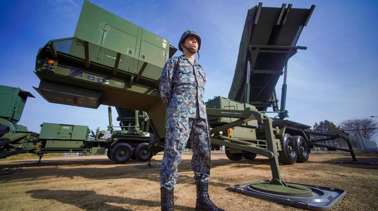 Hombre parado junto a una camioneta
Descripción generada automáticamente con confianza baja