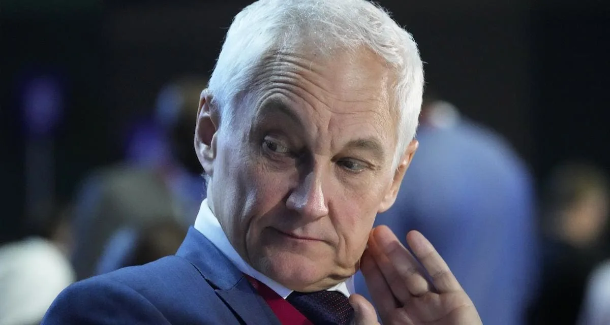 Cara de un hombre con un traje de color gris
Descripción generada automáticamente con confianza media