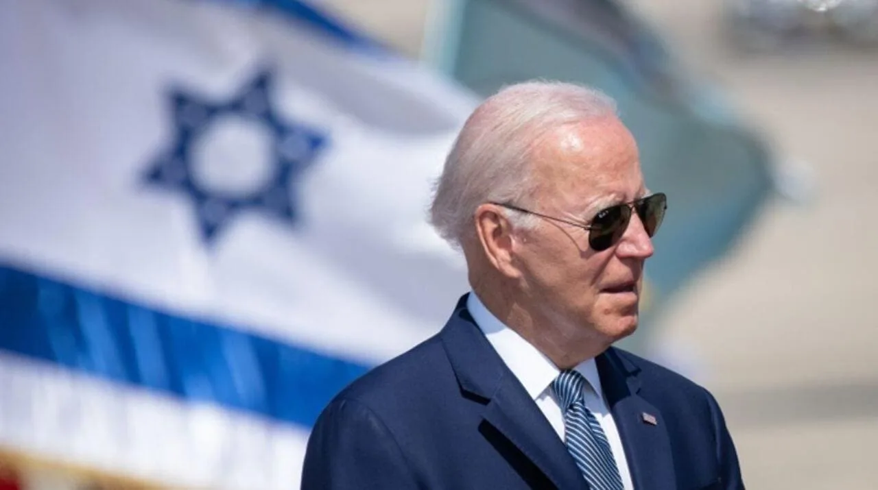 Un hombre con traje y lentes
Descripción generada automáticamente