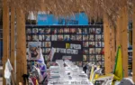 Mesa con espacios vacios que representan aquellos rehenes que no están - Plaza de los rehenes Tel Aviv