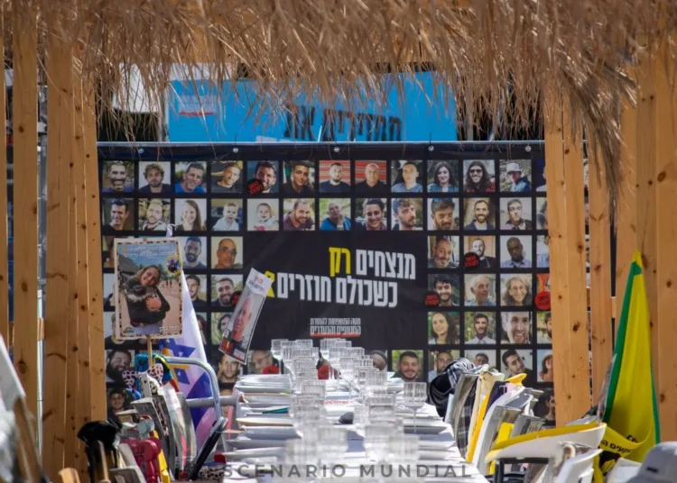 Mesa con espacios vacios que representan aquellos rehenes que no están - Plaza de los rehenes Tel Aviv