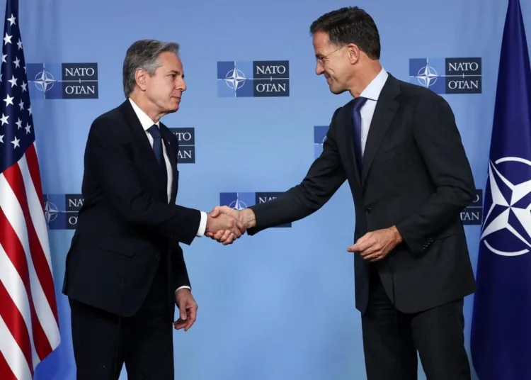 El Secretario de Estado de EE.UU., Antony Blinken, estrecha la mano del Secretario General de la OTAN, Mark Rutte, en Bruselas, Bélgica, el 13 de noviembre de 2024. REUTERS/Yves Herman