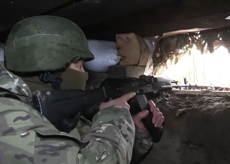 En esta imagen, tomada de un video distribuido por el Ministerio de Defensa de Rusia el 24 de octubre de 2024, un soldado ruso apunta desde un búnker en la región fronteriza rusa de Kursk. (Oficina de prensa del Ministerio de Defensa de Rusia vía AP)