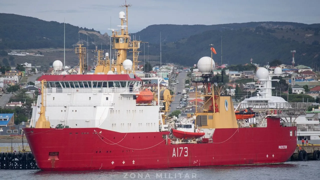 HMS Protector en escala en Punta Arenas previo a la campaña antártica de verano 2024-2025. Crédito: Alejo Sanchez Piccat