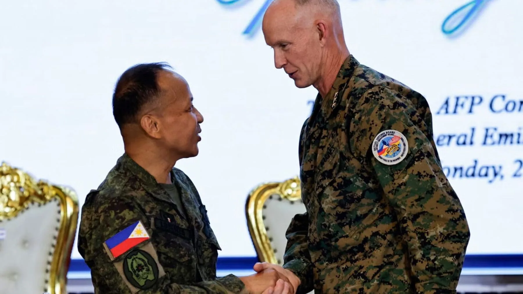 Saludo de oficiales militares de Filipina y Estados Unidos