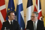 El primer ministro británico Keir Starmer, derecha, y el mandatario francĂ©s Emmanuel Macron participan en la cumbre de gobernantes europeos sobre la situaciĂłn en Ucrania, el domingo 2 de marzo de 2025, en Lancaster House, Londres. (Justin Tallis/Foto compartida vĂa AP)