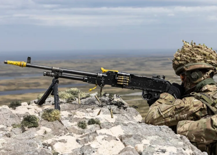 Fotografiada aquí está la Compañía de Infantería Roulement (RIC) participando en el Ejercicio Cape Kukri en Mount Wall, en las Islas Malvinas.
Ex Cape Kukri (usually referred to as Cape Bayonet by other regiments) is the culmination of the RIC's training whilst deployed to the Falkland Islands. A week long exercise across various parts of the islands tests the Royal Gurkha Rifles (2RGR) skills in an arduous environment and over the 1982 Battlefields.