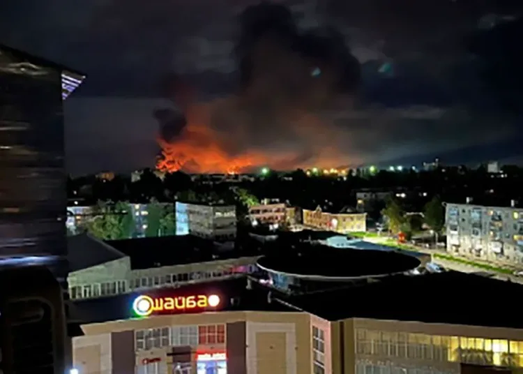 Incendio y una densa columna de humo se observan en Pskov, Rusia, el 29 de agosto de 2023, tras un ataque con drones contra un aeropuerto en la región occidental rusa. Créditos: Ostorozhno Novosti/AP