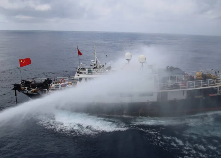 Barco pesquero chino Yue Shen Shan Yu 11366 recibiendo cañones de agua del buque Taichung de la guardia costera taiwanesa. Créditos: Administración de la Guardia Costera, Taiwán
