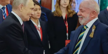 El presidente de Rusia, Vladímir Putin, junto al presidente de Brasil, Luiz Inácio Lula da Silva, en Moscú