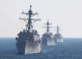 Los destructores de la clase Arleigh Burke USS Bainbridge (DDG 96) (frente), USS Forrest Sherman (DDG 98) (centro) y USS Roosevelt (DDG 80), transitan el Océano Atlántico en formación detrás del USS Mahan (DDG 72) durante un ejercicio de tránsito por estrechos el 20 de marzo de 2025.