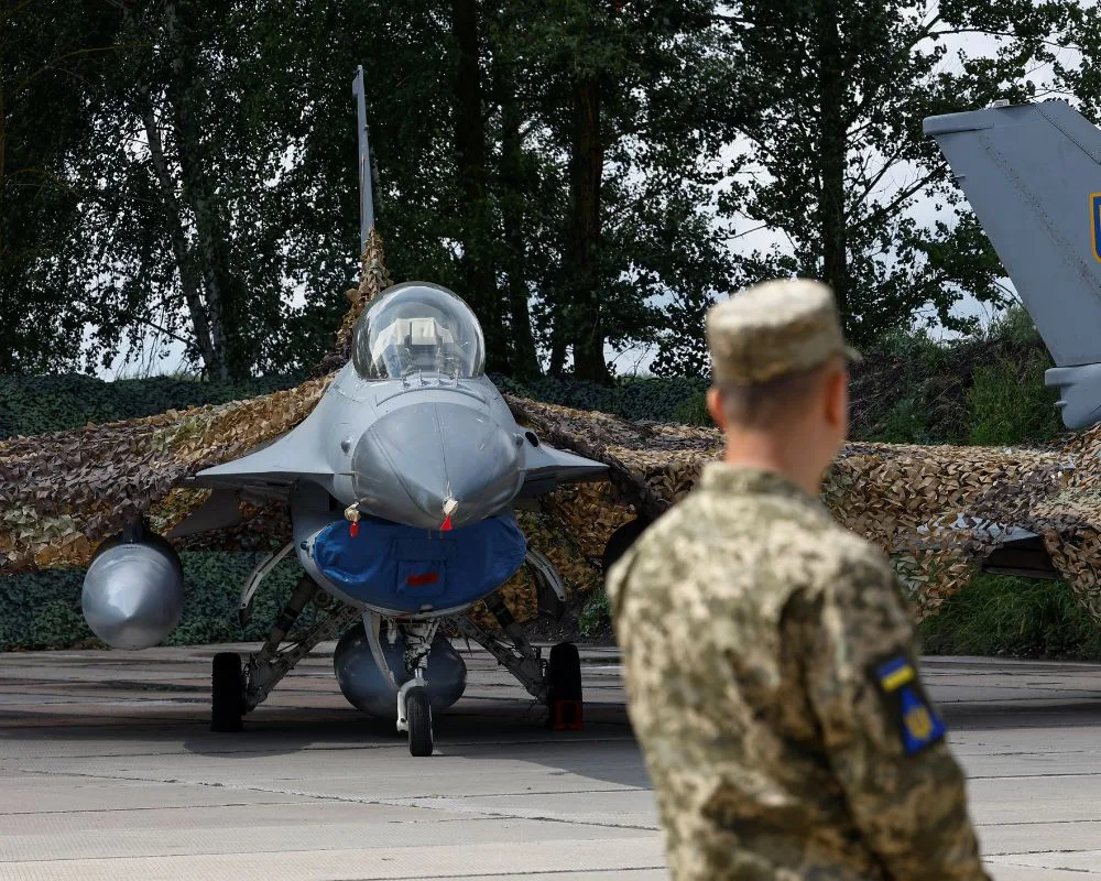 Oficial de la Fuerza Aérea ucraniana junto a uno de los F-16 de su flota. Créditos: Valentyn Ogirenko/Reuters