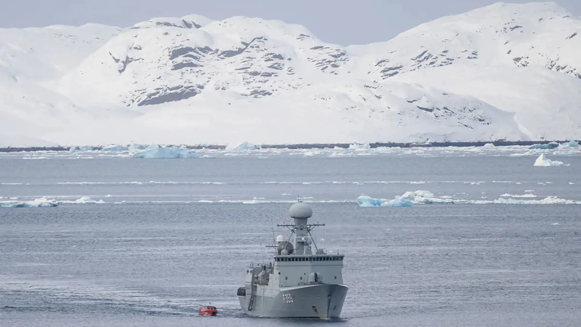 Un buque de la Marina danesa patrulla la bahía de Nuuk, Groenlandia, el 27 de marzo. LEON NEAL/GETTY IMAGES