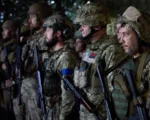 Soldados ucranianos desplegados en la regiĂłn de Donetsk, esperan al presidente Zelenski durante su visita a las lĂneas del frente en junio de 2023. CrĂ©ditos: Oficina Presidencial de Ucrania