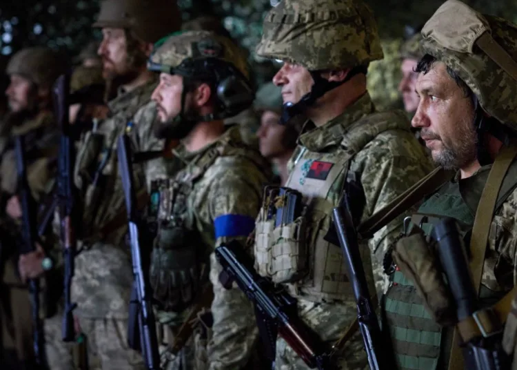 Soldados ucranianos desplegados en la región de Donetsk, esperan al presidente Zelenski durante su visita a las líneas del frente en junio de 2023. Créditos: Oficina Presidencial de Ucrania