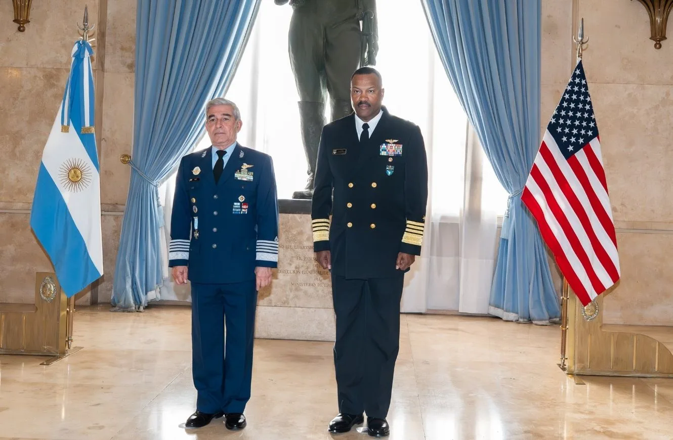El brigadier general Xavier Julián Isaac, exjefe del Estado Mayor Conjunto de las Fuerzas Armadas, recibió al almirante Alvin Holsey, exjefe del Comando Sur de Estados Unidos (SOUTHCOM), durante su primera visita oficial a la Argentina. Crédito: Ministerio de Defensa
