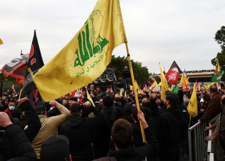 Seguidores de Hezbolá asisten a una protesta organizada por el grupo contra lo que calificaron como una violación de la soberanía nacional, cerca del aeropuerto internacional de Beirut, Líbano, el 15 de febrero de 2025. Créditos: Reuters/Emilie Madi