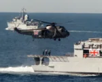 Helicóptero Sea King de la Armada británica despega desde la parte trasera de un buque de guerra británico el 6 de diciembre de 1987, mientras un convoy militar británico de cuatro buques se dirige hacia el estrecho de Ormuz durante la “guerra de los petroleros” entre Irán e Irak. Créditos:Norbert Schiller/AFP/Getty
