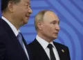 Presidente de Rusia, Vladímir Putin, y el presidente de China, Xi Jinping, participan en una ceremonia oficial de bienvenida para los jefes de las delegaciones durante la cumbre de los BRICS en Kazán, Rusia, el 23 de octubre de 2024. Créditos: Maxim Shipenkov/Reuters