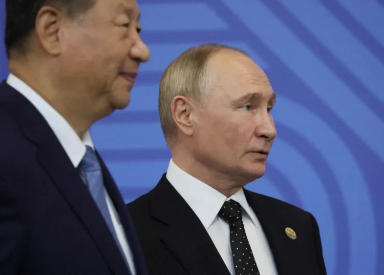 Presidente de Rusia, Vladímir Putin, y el presidente de China, Xi Jinping, participan en una ceremonia oficial de bienvenida para los jefes de las delegaciones durante la cumbre de los BRICS en Kazán, Rusia, el 23 de octubre de 2024. Créditos: Maxim Shipenkov/Reuters
