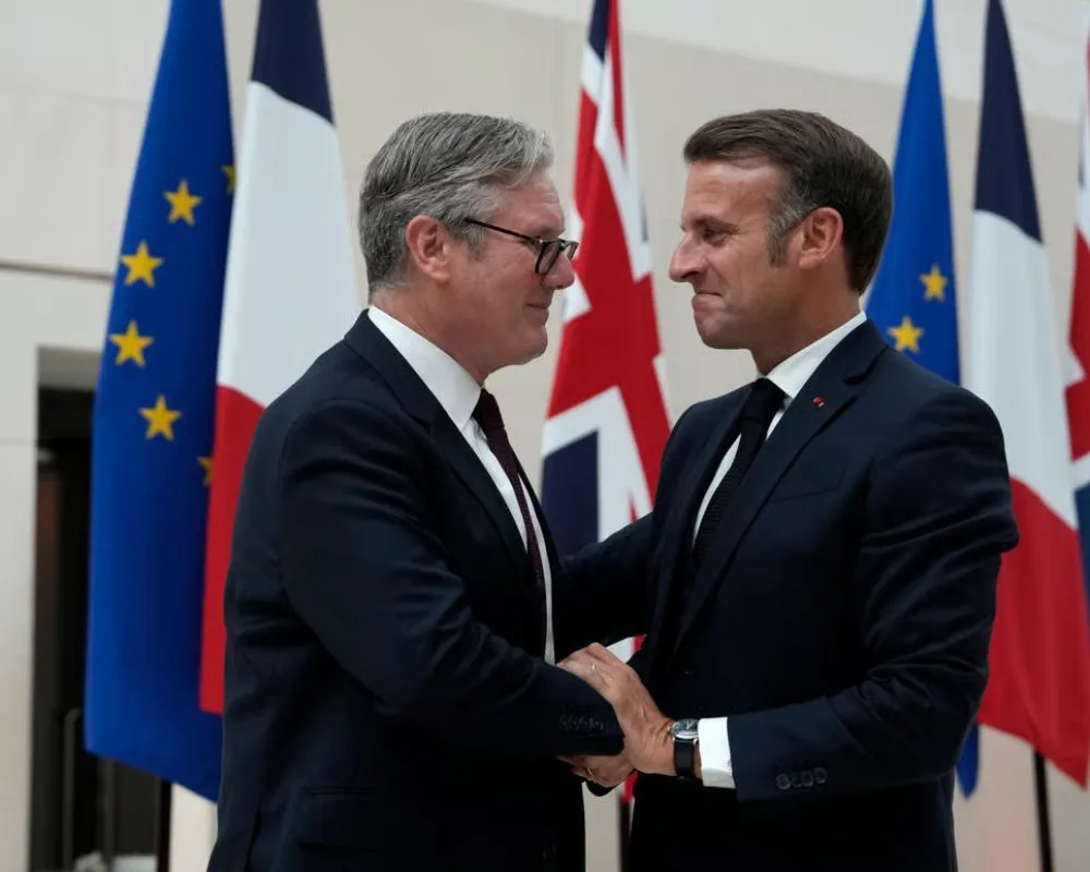 Primer ministro británico, Keir Starmer, junto con el presidente francés, Emmanuel Macron. Créditos: Carlos Jasso/EPA