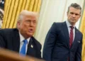 El presidente Trump y Pete Hegseth en el Despacho Oval el 21 de marzo. Foto: Reuters