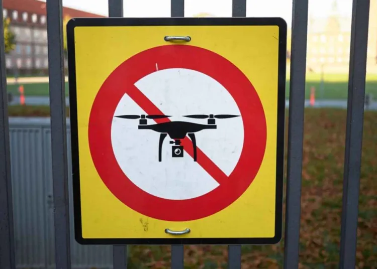 Los avistamientos de drones en Bélgica paralizan aeropuertos y encienden alarmas en bases militares / Créditos: Simona Flamigni-Shutterstock
