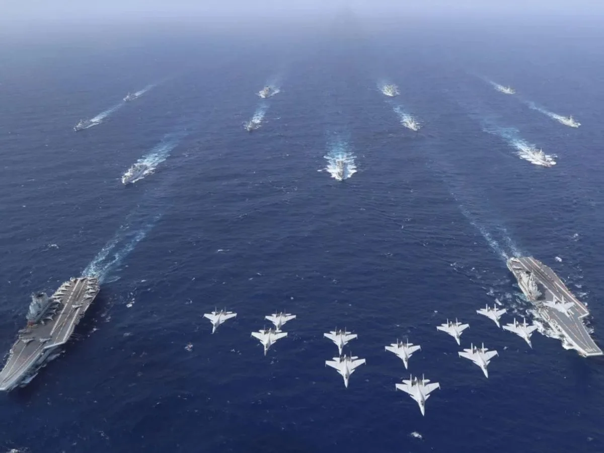 Los portaaviones Shandong y el Liaoning navegan lado a lado durante ejercicios en el Mar de China Meridional. Créditos: Xinhua