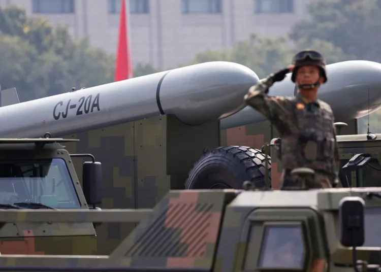 Un grupo de ataque estratégico muestra misiles de crucero CJ-20A en Pekín, China, el 3 de septiembre de 2025. Créditos: Reuters/Tingshu Wang