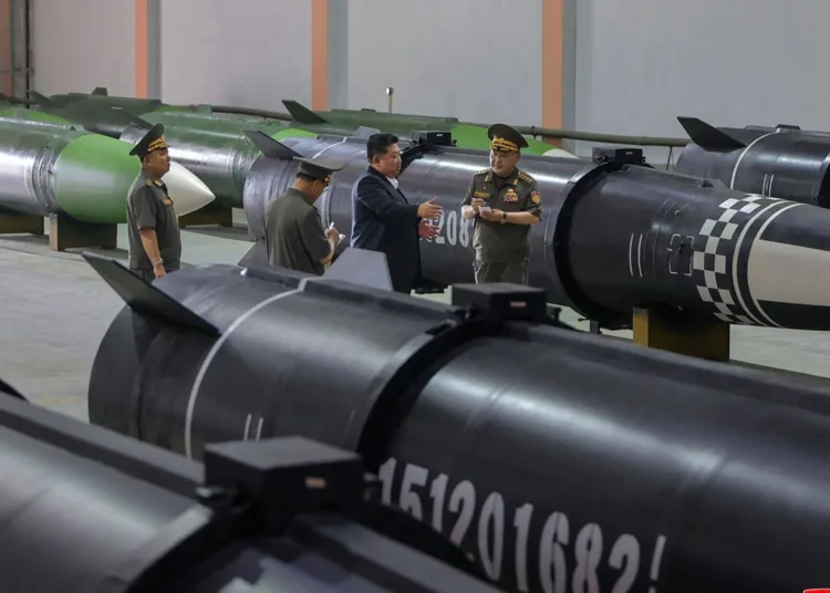 El líder norcoreano Kim Jong Un inspecciona el proceso de producción de misiles en una importante instalación de fabricación militar recién inaugurada en un lugar no revelado del país el domingo. | KCNA / KNS / VIA AFP-JIJI