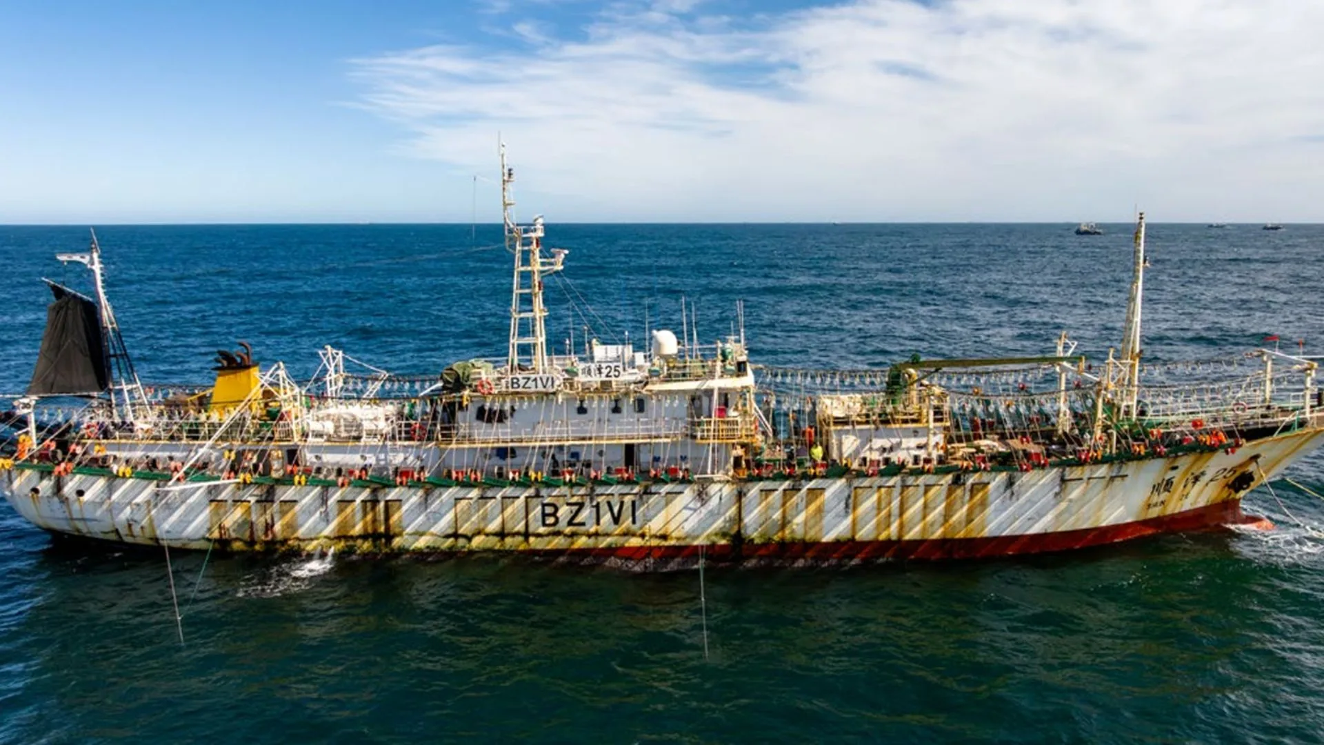 Un calamarero de bandera china que faena en el Atlántico suroccidental. EFJ