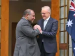 El tratado de defensa Australia–Papúa Nueva Guinea, firmado por el primer ministro Anthony Albanese y su homólogo James Marape, establece un compromiso sin precedentes de cooperación militar y defensa mutua. Créditos: Mick Tsikas/AAP Image vía AP