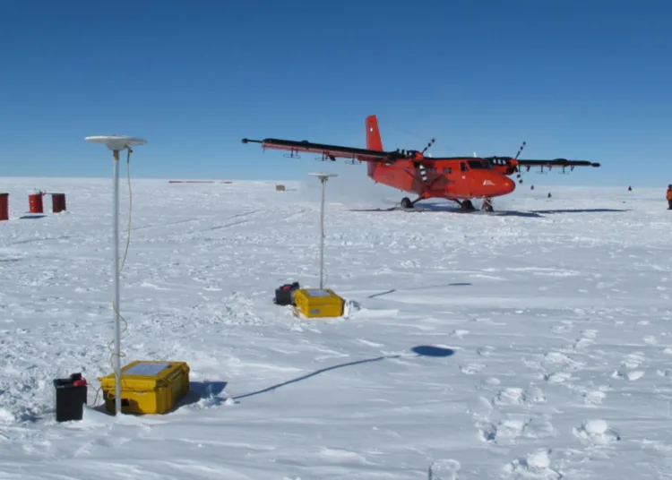 Un avión Twin Otter operado por el British Antarctic Survey sale de un campamento interior para recoger datos de radar y gravedad alrededor del Polo Sur en diciembre de 2015 como parte del proyecto PolarGAP. Crédito: Kenichi Matsuoka