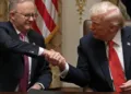 El pacto, anunciado en la Casa Blanca por Donald Trump y Anthony Albanese, combina instrumentos financieros, reservas estratégicas y mecanismos de apoyo a precios para acelerar minería, procesamiento y reciclaje en ambos países,. Créditos: Anna Moneymaker/Getty Images