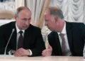 El presidente de Rusia, Vladimir V. Putin, a la izquierda, con Kirill Dmitriev, su enviado informal y jefe del fondo soberano de Rusia, en mayo.
Créditos: Sputnik/Reuters
