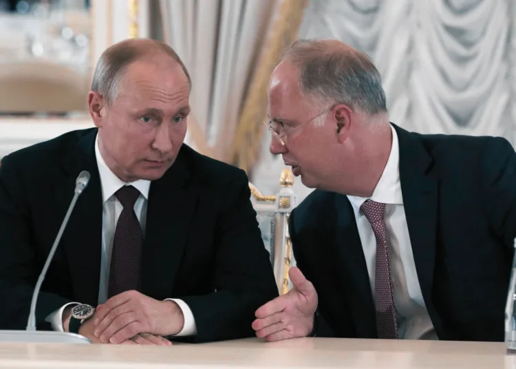 El presidente de Rusia, Vladimir V. Putin, a la izquierda, con Kirill Dmitriev, su enviado informal y jefe del fondo soberano de Rusia, en mayo.
Créditos: Sputnik/Reuters