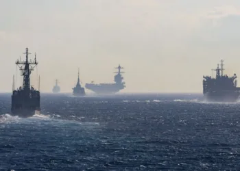 El destructor lanzamisiles clase Arleigh-Burke USS Paul Ignatius (DDG 117) navega en formación con el Grupo de Ataque Gerald R. Ford (GRFCSG), que incluye al USS Winston S. Churchill (DDG 81), Gerald R. Ford (CVN 78), Mohammed V (611), una fragata clase Floréal de la Marina Real de Marruecos, USNS Supply (T-AOE-6), Santa María (F81), una fragata clase Santa María de la Armada Española, mientras el grupo de ataque transita por el Estrecho de Gibraltar, el 1 de octubre de 2025. El Paul Ignatius está en un despliegue programado en el área de operaciones de la 6ª Flota para apoyar la efectividad en combate, letalidad y preparación de las Fuerzas Navales de EE. UU. en Europa y África, y defender los intereses de EE. UU., aliados y socios en la región.