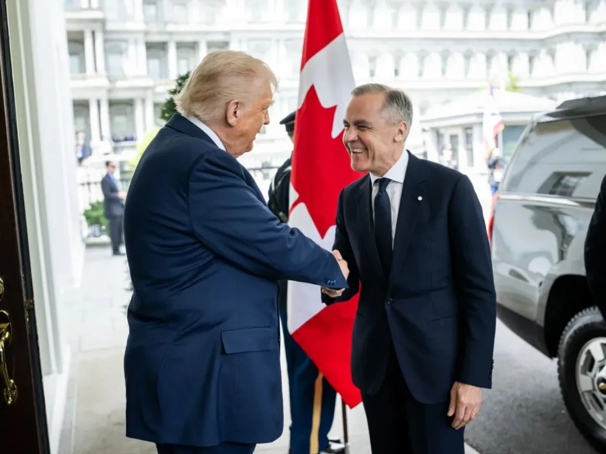 El presidente de Estados Unidos, Donald Trump, y el primer ministro de Canadá, Mark Carney, se estrechan la mano