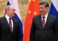 El presidente chino Xi Jinping, a la derecha, y el presidente ruso Vladimir Putin conversan durante su reunión en Pekín, China, el viernes 4 de febrero de 2022. (Alexei Druzhinin, Sputnik, Kremlin Pool Photo via AP, Archivo)