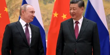 El presidente chino Xi Jinping, a la derecha, y el presidente ruso Vladimir Putin conversan durante su reunión en Pekín, China, el viernes 4 de febrero de 2022. (Alexei Druzhinin, Sputnik, Kremlin Pool Photo via AP, Archivo)