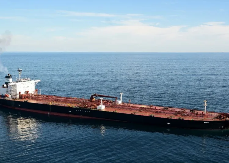 El petrolero ruso Boracay estacionado frente a la costa francesa el 1 de octubre de 2025. (Foto de Damien MEYER / AFP)